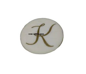 Posavasos de resina epoxi con diseño de alfabetos de acabado dorado antiguo Forma redonda Calidad Premium para servir bebidas Precio al por mayor - Product Image 1