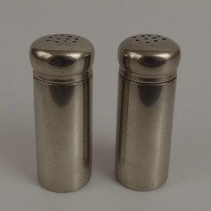 Molino de sal y pimienta de acero inoxidable hecho a mano, superficie de pátina antigua rústica, perilla giratoria duradera ecológica - Product Image 1