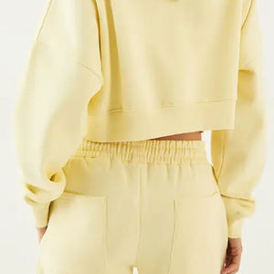 Hoodie pour femme au design fluide et sans effort, finition lisse, essentiel pour l'hiver, logo personnalisable et manches longues, design 2026 - Product Image 5