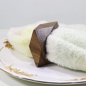 Vente en gros Anneaux de serviette ronds en bois faits à la main Décoration de table de ferme Porte-serviettes à boucle pour mariage et table à manger - Product Image 1