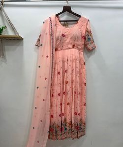 Vêtements islamiques pour femmes musulmanes Costume de pelouse blanche Boutique Robe trois pièces à la mode pakistanaise pour l'Aïd Mariage Fête Ramadan - Product Image 2