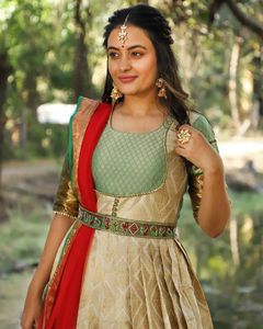 Tissu en soie Banarasi de haute qualité, tissage Zari, robe longue traditionnelle pour mariage, dupatta, tenue de soirée, conçu pour les filles magnifiques - Product Image 4