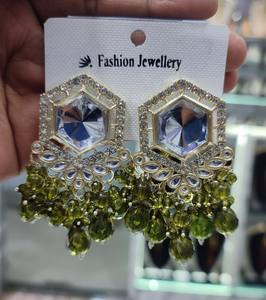 Boucles d'oreilles traditionnelles et tendance indiennes plaquées or Kundan avec perles et boucles d'oreilles Bollywood pour femmes et filles - Product Image 5