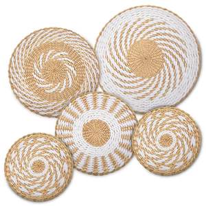 Sous-verres en rotin distinctifs avec des motifs artisanaux élégants idéaux pour améliorer l'apparence des tables à manger et des tables basses - Product Image 1