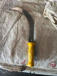 Hoz de Jardín con Dientes de Acero para Césped, con Hoja de 11 Pulgadas Galvanizada y Mango de Madera, en Oferta - Product Image 3