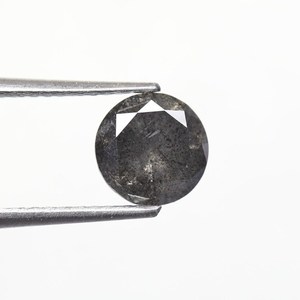 Anillo de Compromiso Único y Personalizado con Diamante Raro de 1.40 Ct, Corte Brillante Redondo Natural, Color Gris Sal y Pimienta, con Piedra Suelta - Product Image 3