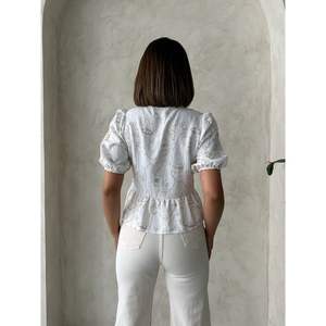 Colección al por Mayor de Blusas Bordadas con Lazo Frontal para Mujer - Product Image 2