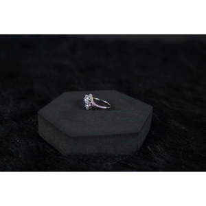 Bague de fiançailles en platine et diamant avec placage en rhodium - Design éblouissant en forme de poire - Product Image 2