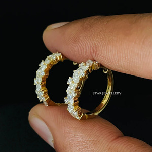 Pendiente de aro de diamante de forma mixta para dama de honor de pera de oro macizo de 14 quilates Joyería fina. - Product Image 5