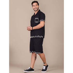 Ensemble coordonné pour homme Amanush en coton noir brodé, chemise à manches courtes à col cranté et short, tenue décontractée d'été en 2 pièces - Product Image 4