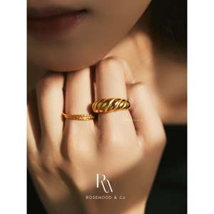 Anello a croissant in oro 18 carati con intarsio impermeabile, anello a fascia spessa da 4 mm, stile signet. - Product Image 5