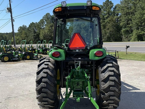 Tracteur utilitaire compact John Deere 4066R 66HP 4x4 avec transmission eHydro, chargeur frontal, pelle arrière, cabine prête à l'emploi, moteur diesel. - Product Image 3