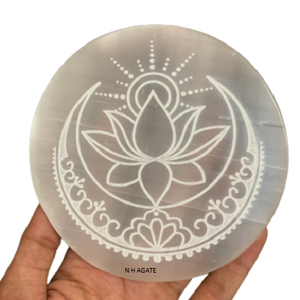 Plaque de charge en sélénite naturelle avec symbole lune et lotus pour la guérison reiki plaques de charge en sélénite en gros - Product Image 1