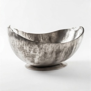 Soporte alto para frutas con aspecto de latón antiguo pulido con un cuenco ancho y poco profundo, ideal para centros de mesa o estilo de mesa de entrada - Product Image 1