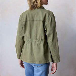 เสื้อแจ็คเก็ตยีนส์ระบายอากาศสำหรับผู้หญิง ออกแบบโลโก้ได้เอง ปกเสื้อพับลง ติดกระดุมด้านหน้า มีกระเป๋าแบบคาร์โก้ - Product Image 2
