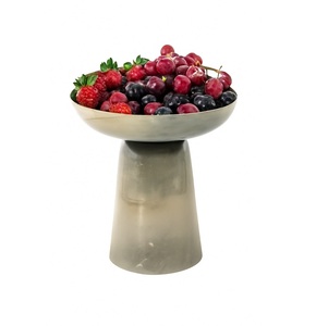 Bol de service décoratif en métal parfait pour les chocolats, un accessoire incontournable pour les tables de luxe et les étalages de bonbons - Product Image 1