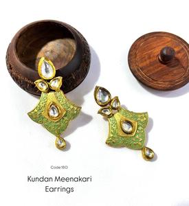 Pendientes tradicionales Kundan Jhumkas para mujer, detalles de perlas y Meenakari disponibles al mejor precio de la India - Product Image 2