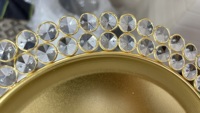 Assiette de présentation moderne en fer doré brillant, peinte à la main, avec design personnalisable et logo sur mesure, disponible toute l'année