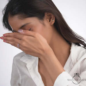 Anillo Glamour Time de Plata de Ley 925 con Circonita, Bañado en Rodio con Engaste de Garra, Regalo para Cualquier Ocasión - Product Image 1