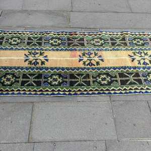 Alfombra Turca Vintage de 2.7x10.4 pies, Alfombra de Lana Azul con Estampado Animal - Product Image 4