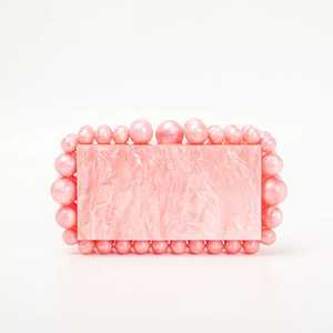 Sac à main élégant en résine blanche et pochettes Accessoires de luxe artisanaux intemporels avec un design moderne et chic pour les mariages - Product Image 1