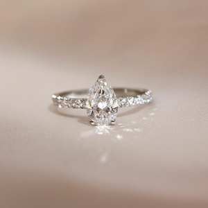 Anillo de compromiso de moissanita con corte de pera de 10x7mm | Solitario con banda pavimentada | Joyería fina de Boda nupcial de oro o plata OEM - Product Image 3