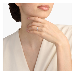 แหวนหมั้นเพชรสามเม็ดสไตล์วินเทจจากดีไซเนอร์ – คุณภาพระดับพรีเมียมเพื่อลุคที่โดดเด่นและเสริมความงามให้กับมือ - Product Image 3