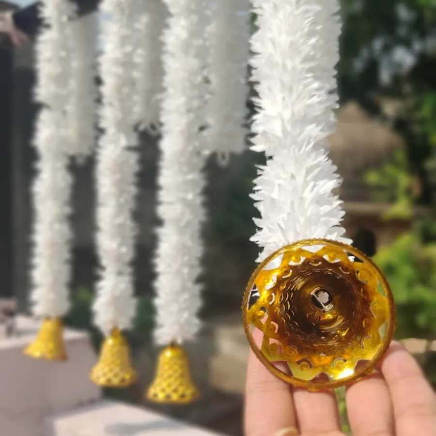 Guirnaldas de flores de jazmín con hermosas campanas telones de fondo cuerdas de flores arco de boda decoración India tradición Diwali Decoración