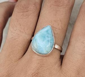 Anillo de Plata de Ley con Larimar Sintético, Corte Pera Romántico, Engaste en Bisel - Product Image 3