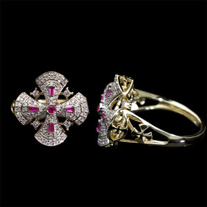 Anillo cruzado de oro blanco de 14K con diamantes naturales y rubíes de corte princesa en estilo vintage con intrincado Diseño de configuración de racimo - Product Image 6