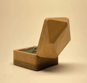 Boîte à bagues en bois artisanale Celestial Affection avec gravure personnalisée et intérieur luxueux en velours - Product Image 3