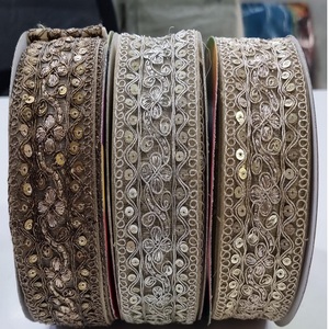 Dentelle personnalisée à la main pailletée et brodée faite sur un tissu en filet idéal pour une utilisation comme bordure sur les vêtements - Product Image 6