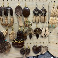 Boucles d'oreilles en bois tendance de la marque Coco Eco, accessoire tendance pour les amateurs de bijoux / Boucles d'oreilles en coquille de noix de coco faites à la main