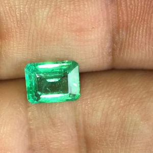 Esmeralda Natural Certificada por IGI, origen de Zambia, calidad AAA, brillo AAA y bonito color, corte y pulido perfectos para joyería - Product Image 1