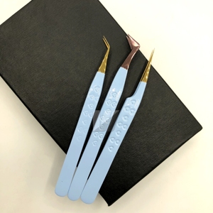 Pinzas Profesionales para Extensión de Pestañas de Acero Inoxidable Japonés con Logotipo Personalizado Azul Cielo, Punta de Diamante, Agarre de Fibra, Punta Dorada para Volumen - Product Image 1