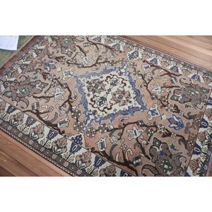 Alfombra turca de 4.9x6.7 pies, alfombra vintage, geométrica marrón con elementos florales. - Product Image 2