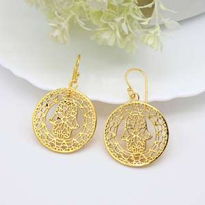 Vente en gros de boucles d'oreilles Hamsa plaquées or 18 carats bijoux de protection faits à la main design de fleur pendante vintage certifié tiers unisexe - Product Image 4