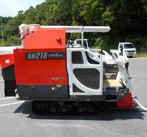 Moissonneuse-batteuse à riz Kubota AR218GDXMW haute pression, 6 rangs, alimentation par tête, diesel, distance entre les rangs de 300 mm - Product Image 2