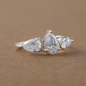 Bague de fiançailles en or massif 18 carats avec diamants taille poire de laboratoire Certificat IGI Bague cadeau luxueuse sertie de 3 pierres pour femme - Product Image 2