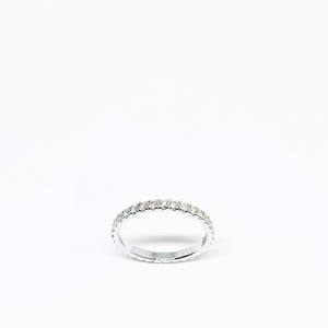 Banda de media eternidad de diamante moissanita de corte redondo de 2mm en plata | Anillo apilable clásico para aniversario de bodas - Product Image 1