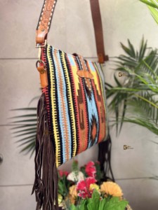 กระเป๋าถือสะพายข้างทำจากหนังลายแอซเท็กสำหรับผู้หญิงสไตล์ตะวันตกมีซิปปิด - Product Image 2