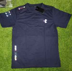 T-shirt en maille respirante personnalisable avec logo sur mesure, style urbain, coupe ajustée, méthodes d'impression sérigraphique et hydrographique, haut de gamme - Product Image 5