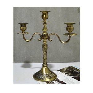 Candélabre en métal luxueux avec des détails intemporels, conçu pour les mariages, les fêtes, la décoration intérieure et les présentations de bougies charmantes - Product Image 5
