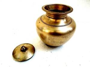 Olla de agua lota de cobre de primera calidad estilo antiguo con diseño grabado, utilizada para rituales espirituales y almacenamiento de agua. - Product Image 2