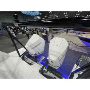 Bateau de pêche et de patrouille en fibre de verre 2026 Cruisers Yachts 38 VTR EC pour croisière, transport et sports fluviaux, avec fabrication soudée - Product Image 2