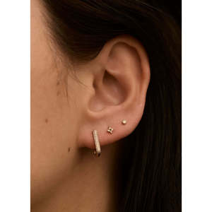 ต่างหูแบบห่วงประดับเพชรทรงสี่เหลี่ยม Simona Diamond Rectangle Pave Huggie Earrings - Product Image 2
