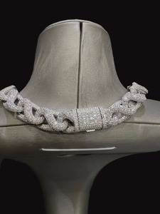 Collar de Cadena Cubana de Diamantes de Primera Calidad en Color Oro y Plata para Colecciones de Moda de Temporada Disponible a Precio de Fábrica - Product Image 3