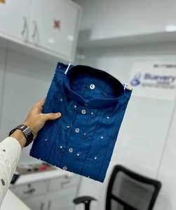 ชุดคุर्ตาผ้าฝ้ายเนื้อหนาสำหรับผู้ชาย ออกแบบโดยดีไซเนอร์ เหมาะสำหรับงานแต่งงาน งานเฉลิมฉลอง สีสันสดใส ประดับด้วยงานกระจก พร้อมกระเป๋าข้างสองข้าง ผ้าเนื้อดี - Product Image 4