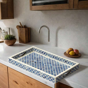 Plateau de service en os incrusté de motifs floraux |   Plateau décoratif artisanal bleu et blanc avec motif floral délicat, disponible - Product Image 4