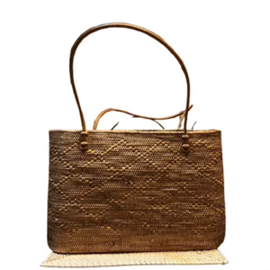 Lombok Ketak Laptop Tote Artesanía de mimbre tejida a mano completa de Indonesia con vid salvaje y correas de cuero Estilo tradicional - Product Image 1